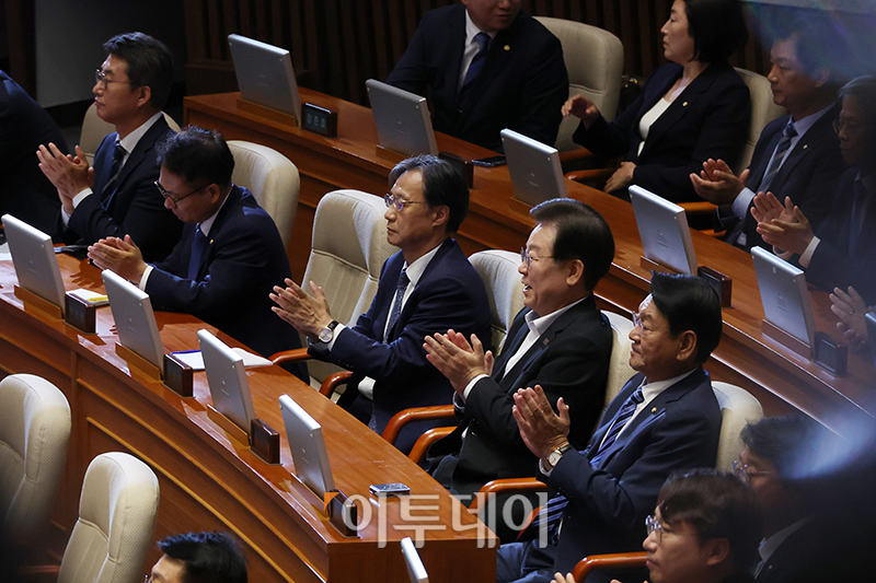 ▲제22대 첫 본회의가 열린 5일 서울 여의도 국회에서 우원식 국회의장이 선출되자 이재명 더불어민주당 대표를 비롯한 의원들이 박수치고 있다. 고이란 기자 photoeran@