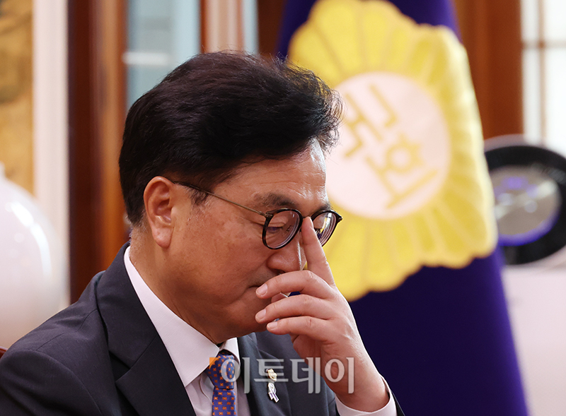 ▲우원식 국회의장이 5일 서울 여의도 국회에서 원 구성 협의를 위해 여야 원내대표 회동을 제안했지만 추경호 국민의힘 원내대표가 불참하자 안경을 고쳐쓰고 있다. 고이란 기자 photoeran@