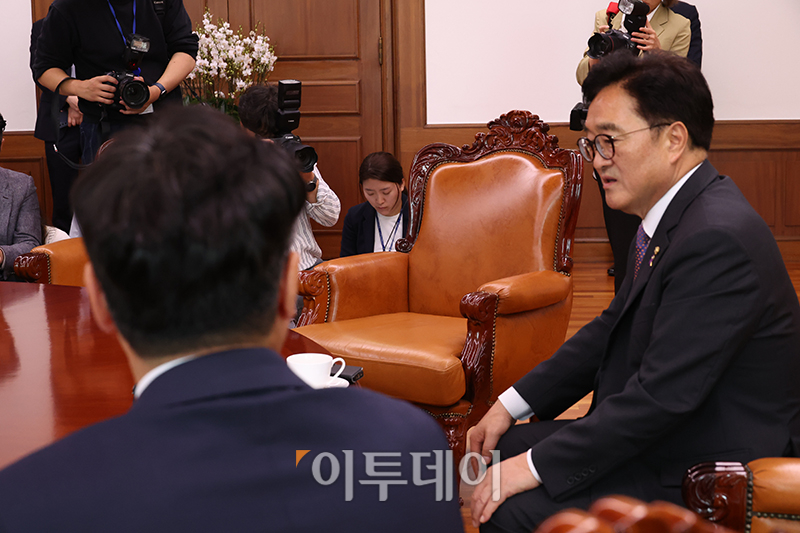 ▲우원식(오른쪽) 국회의장이 5일 서울 여의도 국회에서 원 구성 협의를 위해 여야 원내대표 회동을 제안했지만 추경호 국민의힘 원내대표가 불참하자 박찬대 더불어민주당 원내대표와 대화하고 있다. 고이란 기자 photoeran@