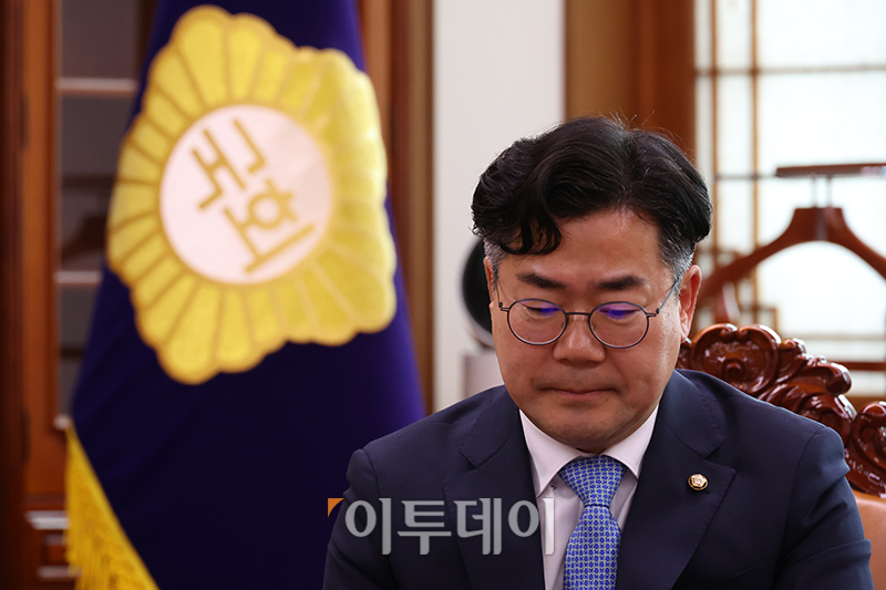 ▲우원식 국회의장이 5일 서울 여의도 국회에서 원 구성 협의를 위해 여야 원내대표 회동을 제안했지만 추경호 국민의힘 원내대표가 불참하자 박찬대 더불어민주당 원내대표가 생각에 잠겨있다. 고이란 기자 photoeran@