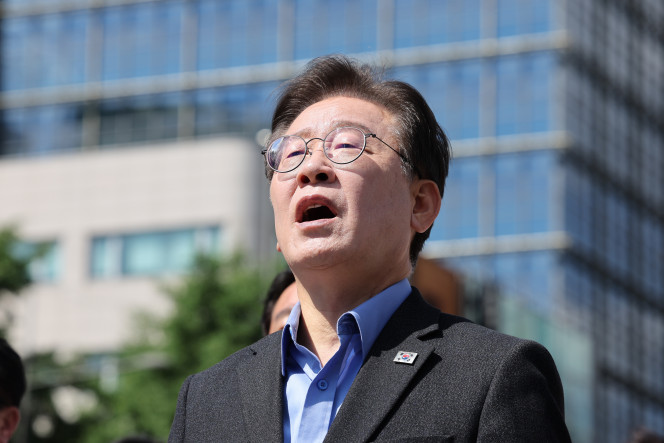 ▲더불어민주당 이재명 대표가 1일 오후 서울역 인근에서 열린 윤석열 정권 규탄 및 해병대원 특검법 관철을 위한 범국민대회에서 애국가 제창을 하고 있다. (연합뉴스)