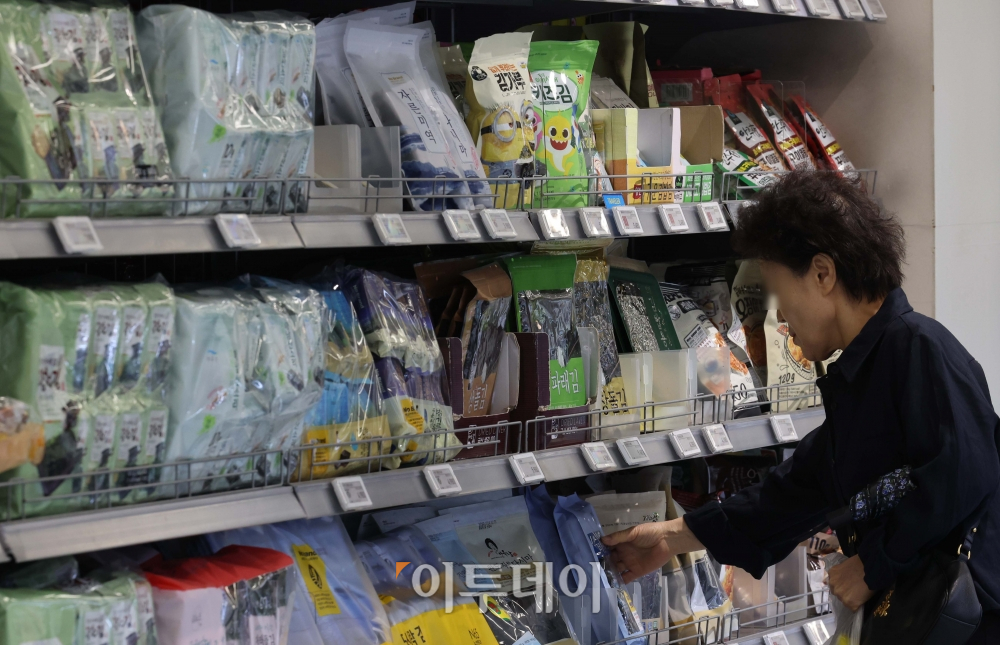 ▲연초 장당 100원을 밑돌던 김 소매가격이 계속 오름세를 이어가다 지난주 130원을 돌파했다. 29일 한국농수산식품유통공사(aT) 가격정보에 따르면 마른김(중품) 10장 평균 소매가격은 지난 26일 1304원을 기록했다. 전통시장 가격은 1193원, 유통업체 가격은 1513원이다. 마른김 10장 평균 소매가격은 1년 전과 비교하면 29% 올랐고 1개월 전보다도 12% 상승했다. 도매가격은 1년새 58% 올랐다. 김 가격 상승은 김 수출이 늘어 국내 공급이 줄었기 때문으로 지난해 김 수출 중량은 3만5446톤으로 1년전보다 16% 증가했으며 2020년 이후 3년 만에 42% 늘었다. 이날 서울의 한 대형마트에서 김이 판매되고 있다. 신태현 기자 holjjak@ (이투데이DB)