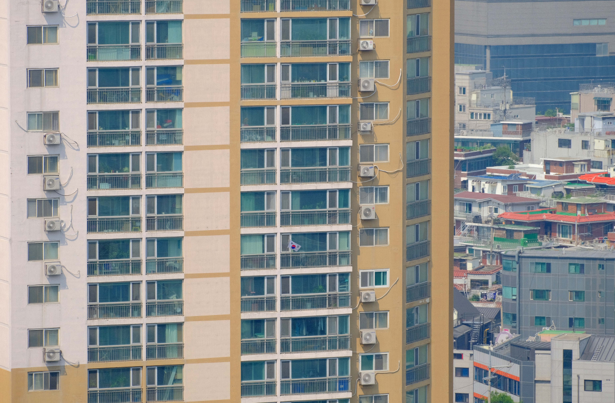 ▲제69회 현충일인 6일 서울의 한 아파트 단지에 태극기가 한 세대에만 게양돼 있다. 신태현 기자 holjjak@