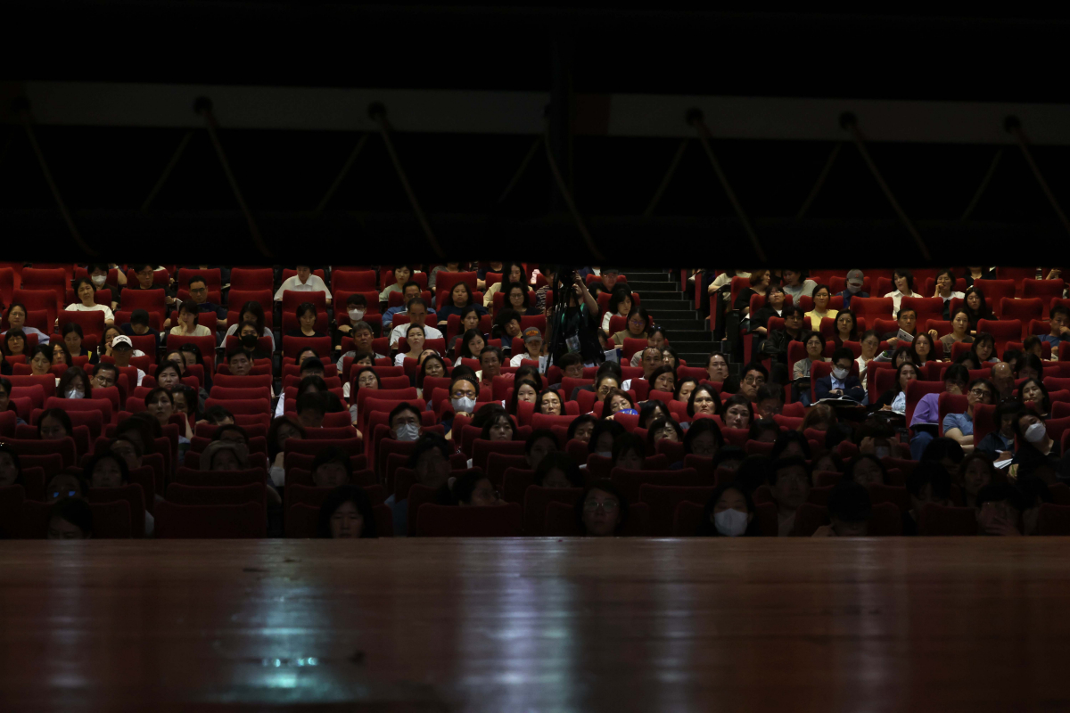 ▲6일 서울 종로구 성균관대에서 열린 ‘종로학원 2025 대입 전략 설명회’에서 학생과 학부모들이 입시 전문가의 설명을 듣고 있다. 신태현 기자 holjjak@