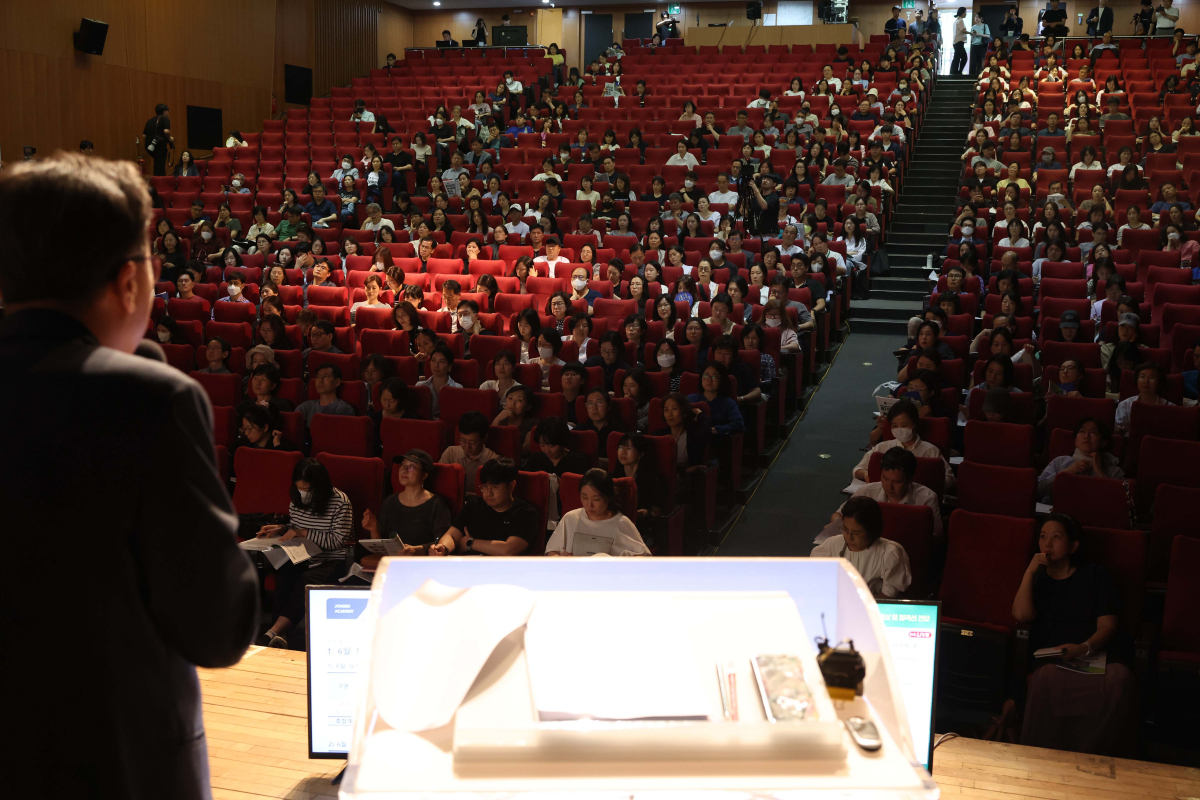 ▲6일 서울 종로구 성균관대에서 열린 ‘종로학원 2025 대입 전략 설명회’에서 학생과 학부모들이 입시 전문가의 설명을 듣고 있다. 신태현 기자 holjjak@