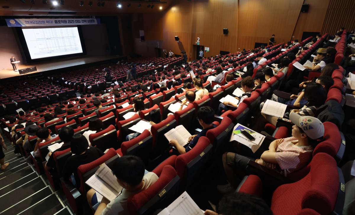 ▲6일 서울 종로구 성균관대에서 열린 ‘종로학원 2025 대입 전략 설명회’에서 학생과 학부모들이 입시 전문가의 설명을 듣고 있다. 신태현 기자 holjjak@