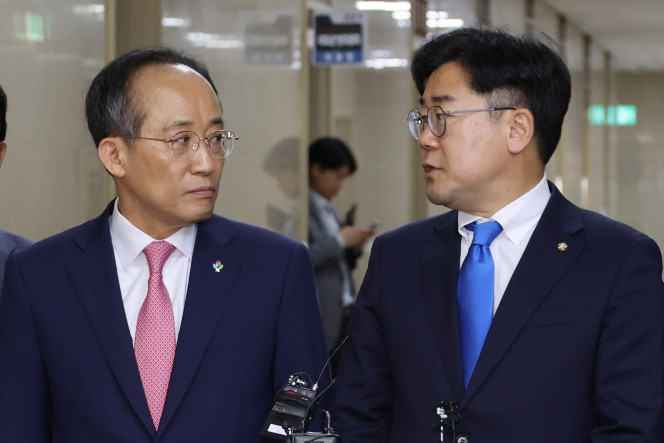 ▲국민의힘 추경호 원내대표(왼쪽)와 더불어민주당 박찬대 원내대표가 5일 오전 서울 여의도 국회 운영위원장실에서 원 구성 등 22대 국회 개원 관련 협상을 한 뒤 기자들에게 협상 결과를 설명하고 있다.  (연합뉴스)