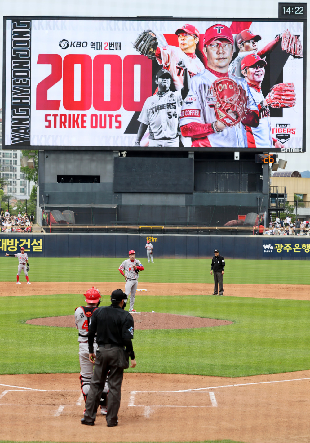 ▲6일 광주기아챔피언스필드에서 열린 프로야구 롯데 자이언츠와 KIA 타이거즈의 경기. KIA 선발투수 양현종이 2회초에 롯데 김민성을 헛스윙 삼진으로 잡아내며 KBO 통산 두 번째로 2,000탈삼진을 달성한 기록이 전광판에 나오고 있다.  (연합뉴스)
