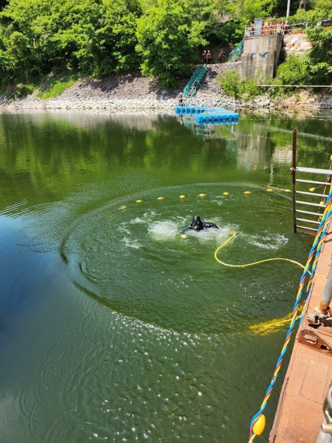 ▲6일 소방당국이 청도 운문댐에서 사고 실종자를 구조하는 모습. (사진제공=청도소방서)