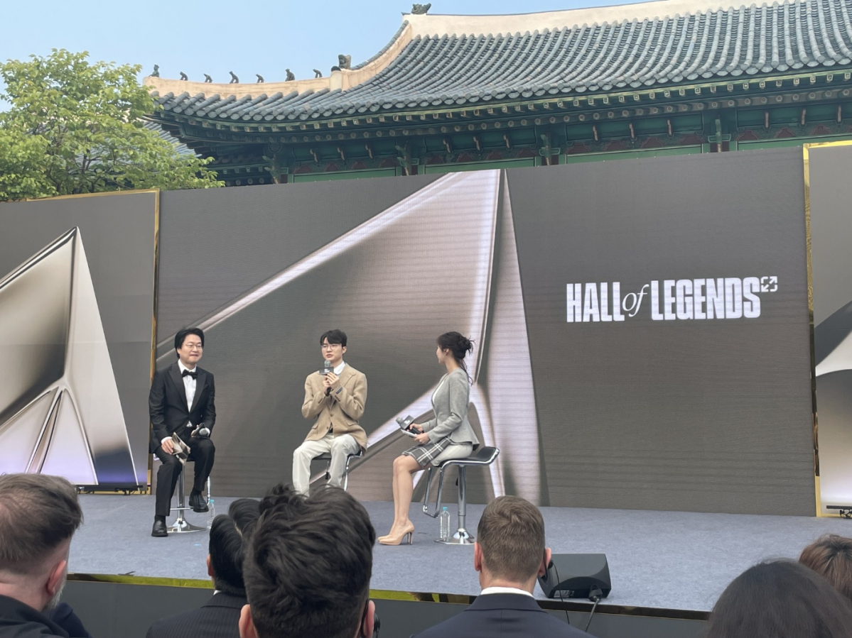 ▲6일 서울 신라호텔에서 열린 '전설의 전당(Hall of Legends)' 헌액 기념 행사에서 인터뷰하는 '페이커' 이상혁 선수(가운데)의 모습. (이민재 기자 2mj@)