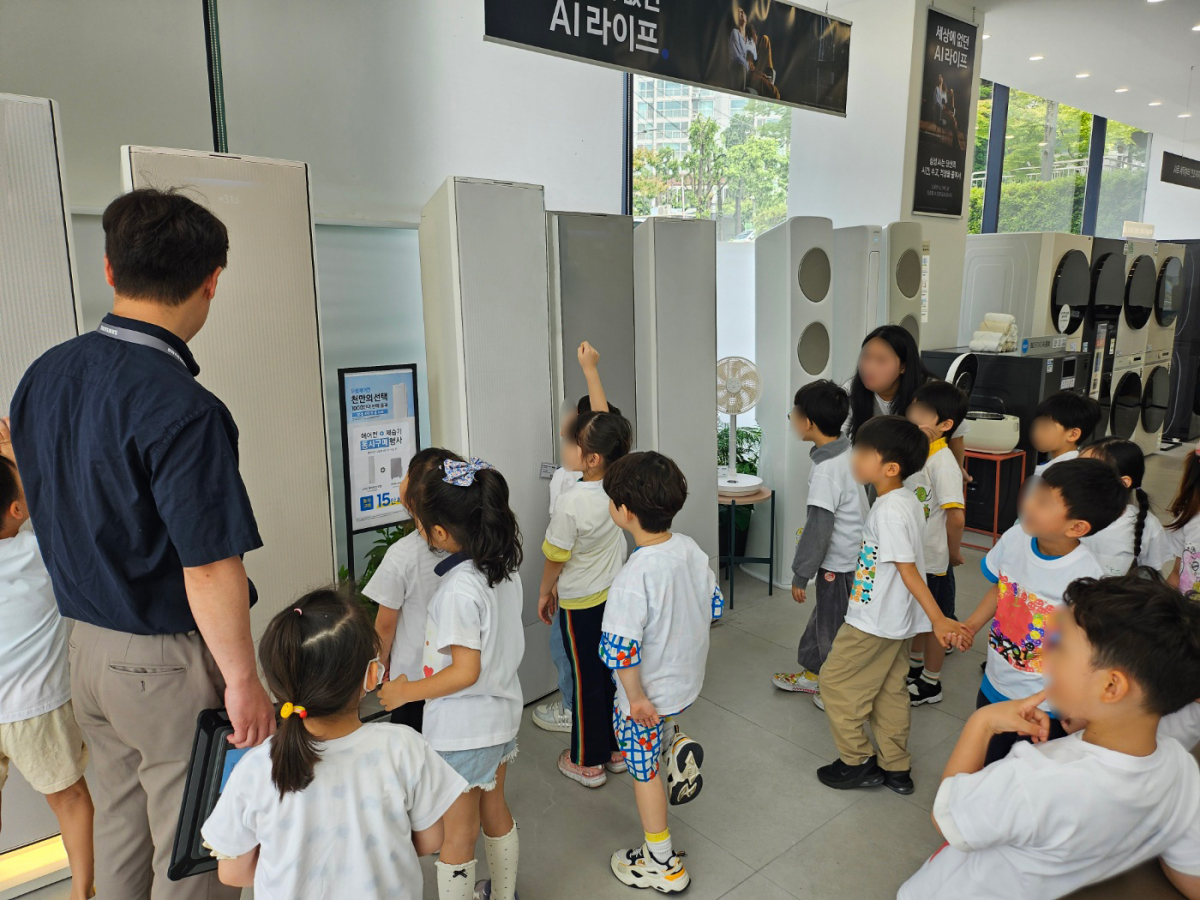 ▲삼성스토어 강서점에서 유치원생들이 비스포크 무풍에어컨을 체험하고 있다.  (자료제공=삼성스토어)