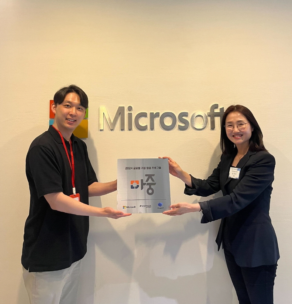 ▲박요한 플루언트 제품 총괄(왼쪽부터)과 김성미 마이크로소프트 이사가 기념사진을 찍고 있다.  (사진제공=스파크랩)