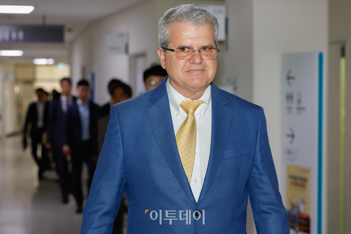 ▲미국 심해 기술 평가 전문 기업 액트지오의 비토르 아브레우 고문이 7일 세종시 정부세종청사 산업통상자원부에서 동해 심해 가스전 개발 관련 발표를 위해 브리핑실에 들어서고 있다. 조현호 기자 hyunho@