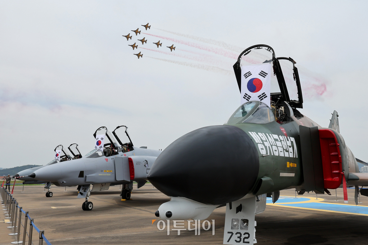 ▲7일 경기도 수원시 공군10전투비행단에서 열린 F-4 팬텀(Phantom) 퇴역식에서 공군 특수비행팀 블랙이글스가 화려한 공중 기동을 펼치며 비행을 하고 있다. 사진공동취재단