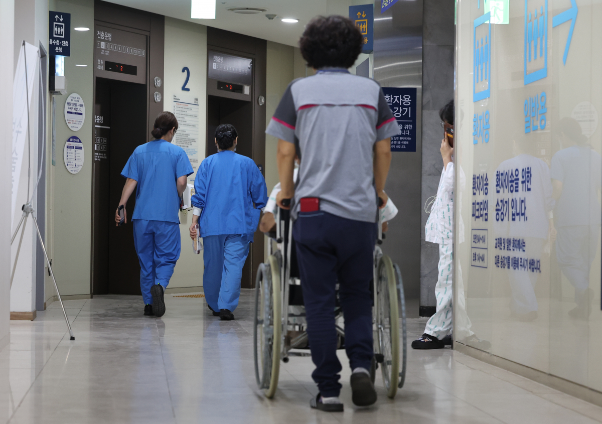 ▲6일 오후 서울 시내 한 대형병원에서 의료관계자, 환자 등이 이동하고 있다. (연합뉴스)