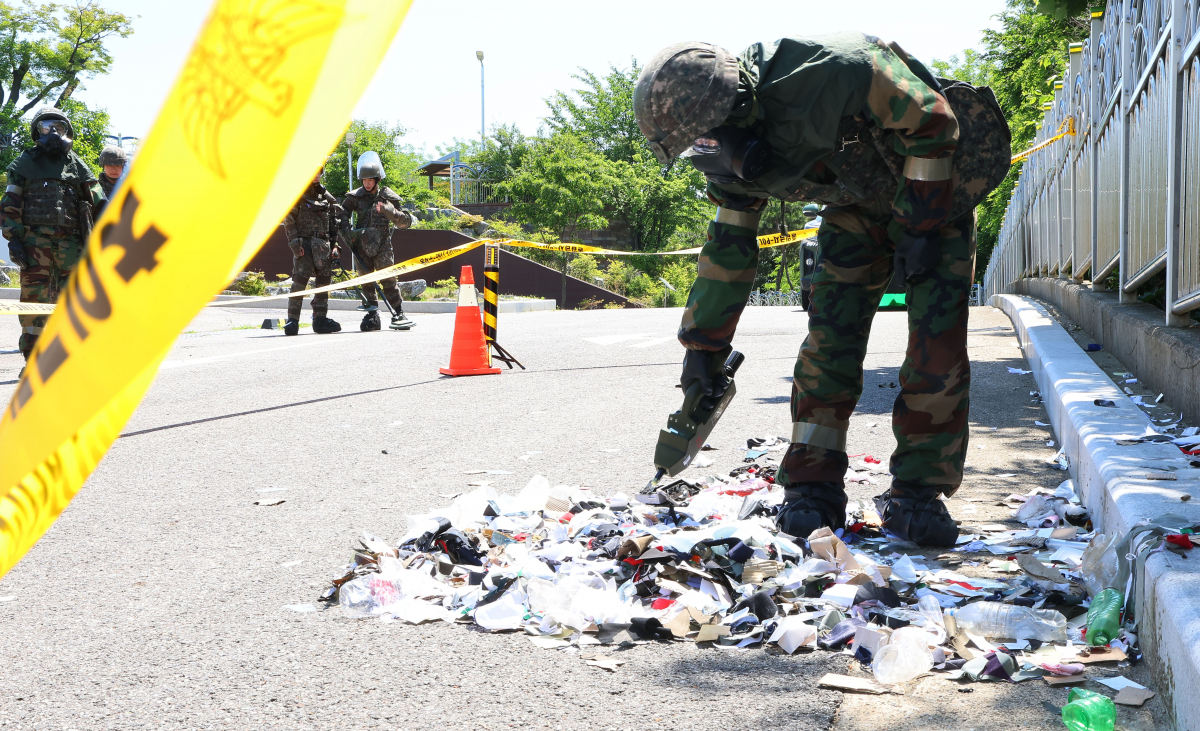 ▲북한 오물 풍선 확인하는 군인들 (연합뉴스)