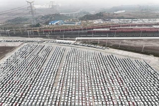 ▲중국에서 수출을 기다리고 있는 차량들 (연합뉴스)