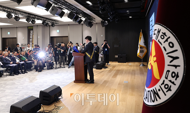 ▲임현택 대한의사협회장이 9일 서울 용산구 의협 대강당에서 열린 의료농단 저지 전국의사대표자대회에서 투쟁 선포를 하고 있다. 고이란 기자 photoeran@