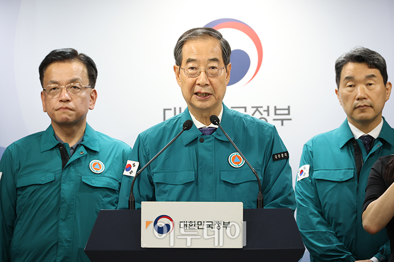 ▲한덕수 국무총리가 9일 서울 종로구 정부서울청사에서 최상목 경제부총리 겸 기획재정부 장관, 이주호 사회부총리 겸 교육부 장관, 조규홍 보건복지부 장관, 방기선 국무조정실장과 함께 의료개혁 관련 브리핑을 하고 있다. 고이란 기자 photoeran@