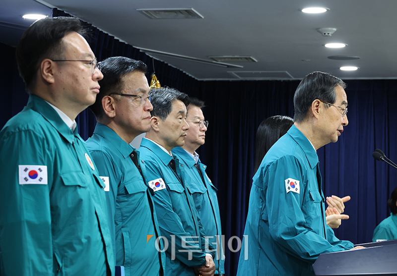 ▲한덕수 국무총리가 9일 서울 종로구 정부서울청사에서 최상목 경제부총리 겸 기획재정부 장관, 이주호 사회부총리 겸 교육부 장관, 조규홍 보건복지부 장관, 방기선 국무조정실장과 함께 의료개혁 관련 브리핑을 하고 있다. 고이란 기자 photoeran@