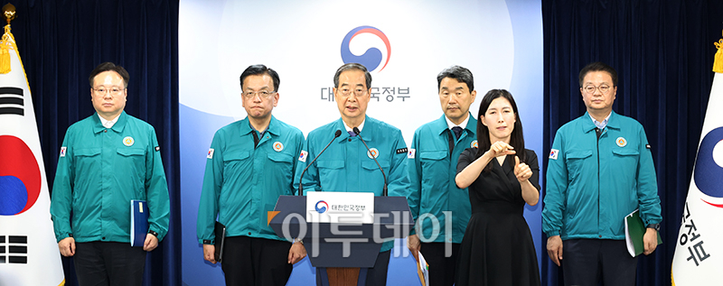 ▲한덕수 국무총리가 9일 서울 종로구 정부서울청사에서 최상목 경제부총리 겸 기획재정부 장관, 이주호 사회부총리 겸 교육부 장관, 조규홍 보건복지부 장관, 방기선 국무조정실장과 함께 의료개혁 관련 브리핑을 하고 있다. 고이란 기자 photoeran@