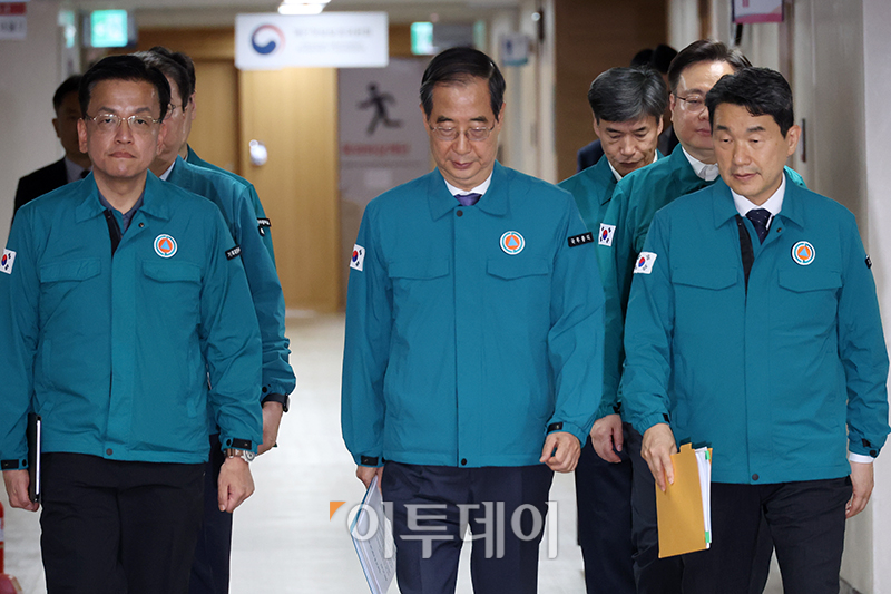 ▲한덕수 국무총리가 9일 서울 종로구 정부서울청사에서 최상목 경제부총리 겸 기획재정부 장관, 이주호 사회부총리 겸 교육부 장관, 조규홍 보건복지부 장관, 방기선 국무조정실장과 의료개혁 관련 브리핑을 위해 이동하고 있다. 고이란 기자 photoeran@