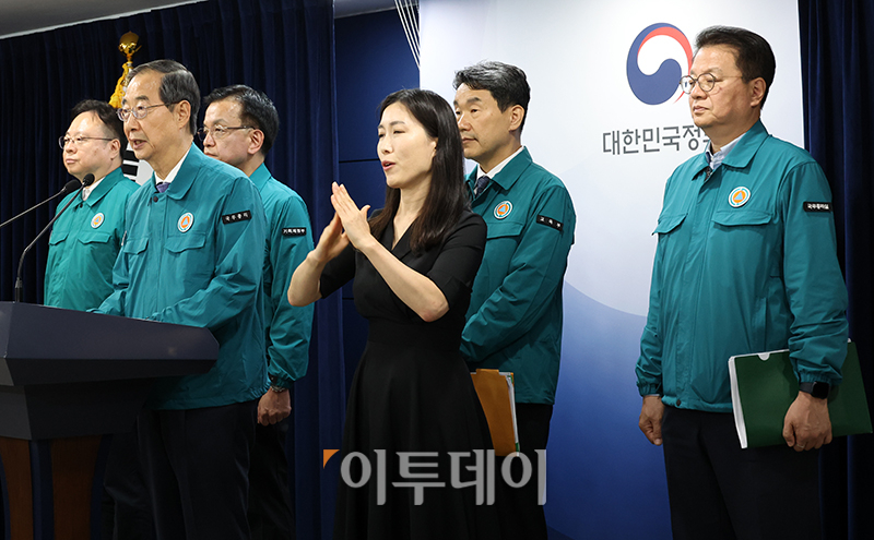 ▲한덕수 국무총리가 9일 서울 종로구 정부서울청사에서 최상목 경제부총리 겸 기획재정부 장관, 이주호 사회부총리 겸 교육부 장관, 조규홍 보건복지부 장관, 방기선 국무조정실장과 함께 의료개혁 관련 브리핑을 하고 있다. 고이란 기자 photoeran@