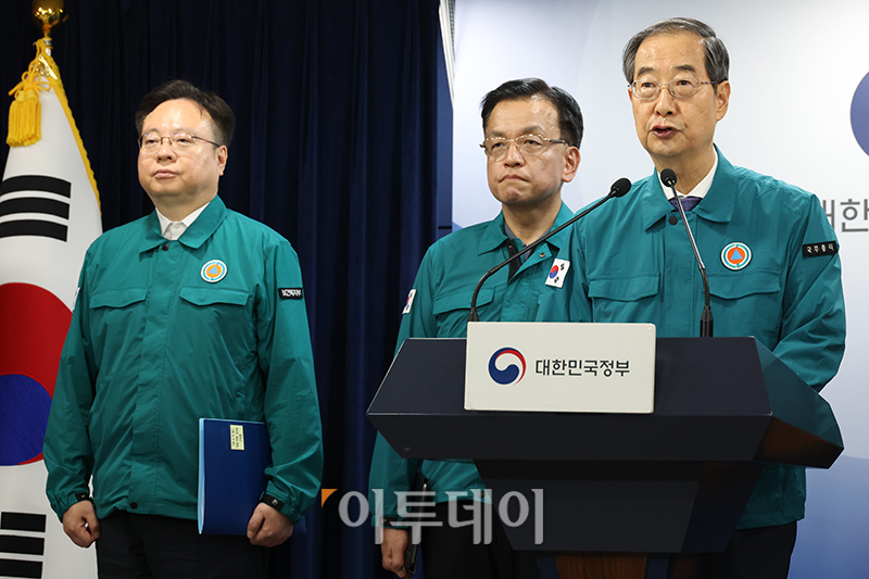 ▲한덕수 국무총리가 9일 서울 종로구 정부서울청사에서 최상목 경제부총리 겸 기획재정부 장관, 이주호 사회부총리 겸 교육부 장관, 조규홍 보건복지부 장관, 방기선 국무조정실장과 함께 의료개혁 관련 브리핑을 하고 있다. 고이란 기자 photoeran@