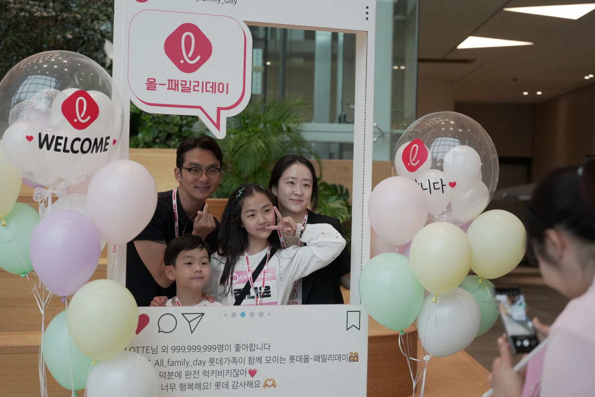 ▲8~9일 롯데인재개발원 오산캠퍼스에서 열린 '2024 롯데 올 패밀리 데이'에 참가한 롯데 임직원과 그의 가족이 프로그램에 참여해 즐기는 모습. (사진제공=롯데)