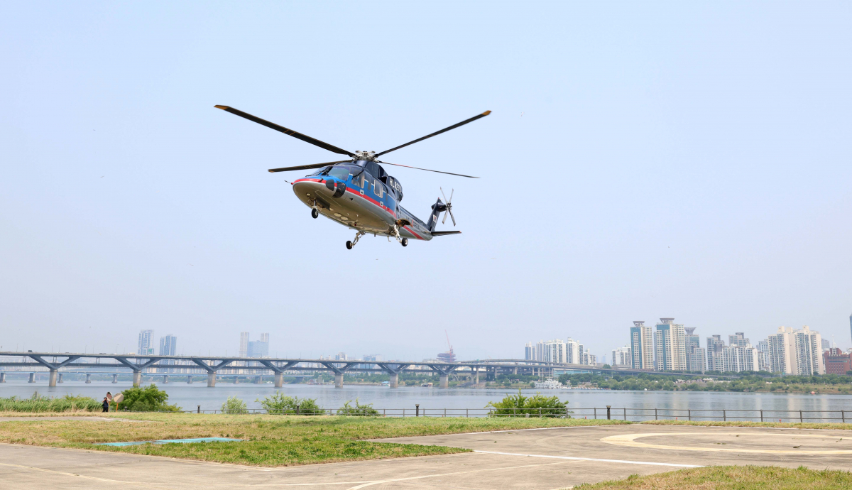 ▲10일 서울 송파구 잠실헬기장에서 열린 모비에이션의 도심항공교통(UAM) 서비스 플랫폼 본(VON)에어 론칭행사에서 본에어 헬리콥터가 이륙하고 있다. 이날 공개된 VON루틴서비스는 서울 강남과 인천공항을 헬기로 20분 만에 오갈 수 있는 셔틀서비스로 가격은 1인 편도 기준 44만원이다. 본에어 스마트폰 앱을 통해 예약할 수 있으며, 11일 이후 오전 8시부터 오후 6시까지 1시간 단위로 예약이 가능하다. 신태현 기자 holjjak@