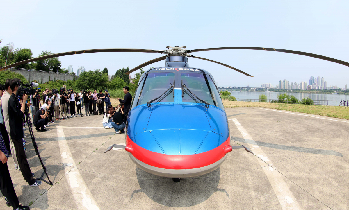 ▲10일 서울 송파구 잠실헬기장에서 열린 모비에이션의 도심항공교통(UAM) 서비스 플랫폼 본(VON)에어 론칭행사에서 본에어 헬리콥터가 공개되고 있다. 이날 공개된 VON루틴서비스는 서울 강남과 인천공항을 헬기로 20분 만에 오갈 수 있는 셔틀서비스로 가격은 1인 편도 기준 44만원이다. 본에어 스마트폰 앱을 통해 예약할 수 있으며, 11일 이후 오전 8시부터 오후 6시까지 1시간 단위로 예약이 가능하다. 신태현 기자 holjjak@