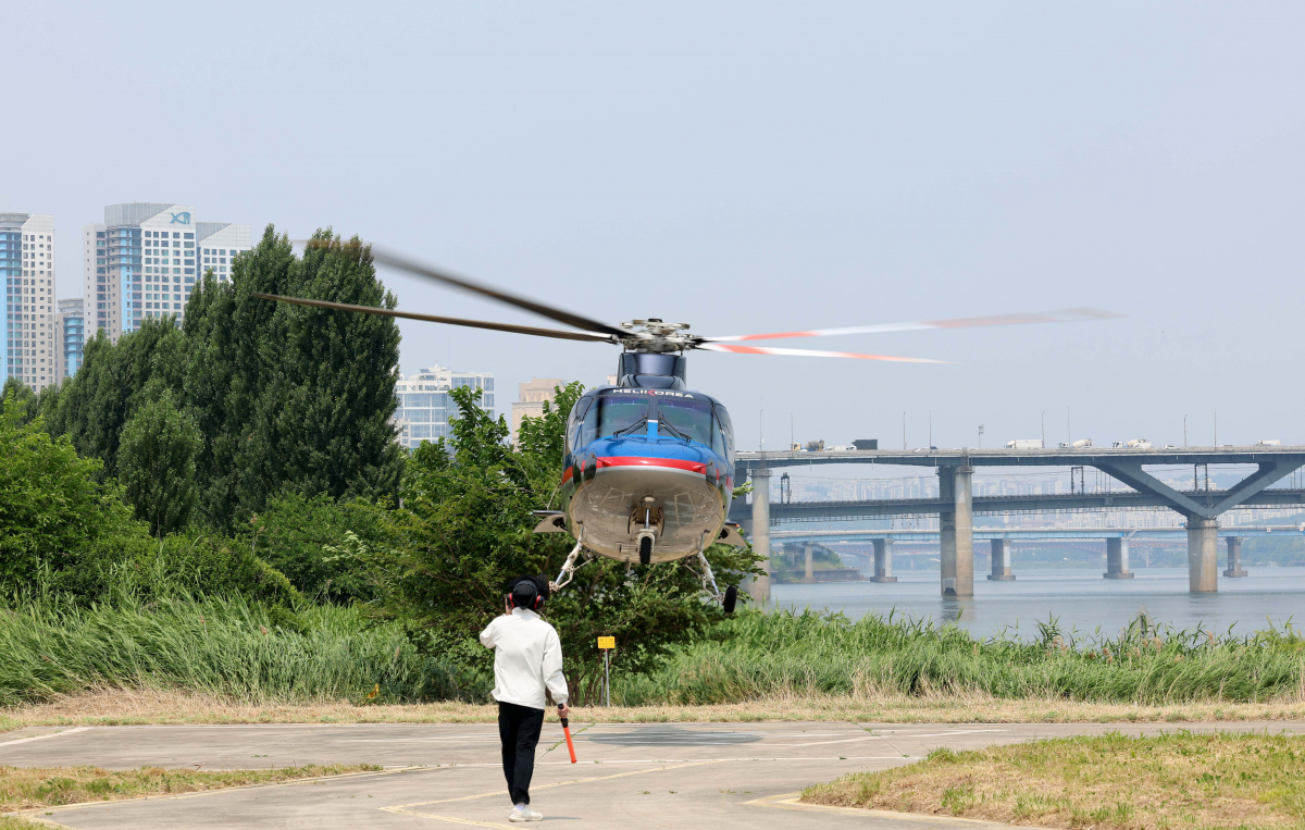 ▲10일 서울 송파구 잠실헬기장에서 열린 모비에이션의 도심항공교통(UAM) 서비스 플랫폼 본(VON)에어 론칭행사에서 본에어 헬리콥터가 이륙하고 있다. 이날 공개된 VON루틴서비스는 서울 강남과 인천공항을 헬기로 20분 만에 오갈 수 있는 셔틀서비스로 가격은 1인 편도 기준 44만원이다. 본에어 스마트폰 앱을 통해 예약할 수 있으며, 11일 이후 오전 8시부터 오후 6시까지 1시간 단위로 예약이 가능하다. 신태현 기자 holjjak@