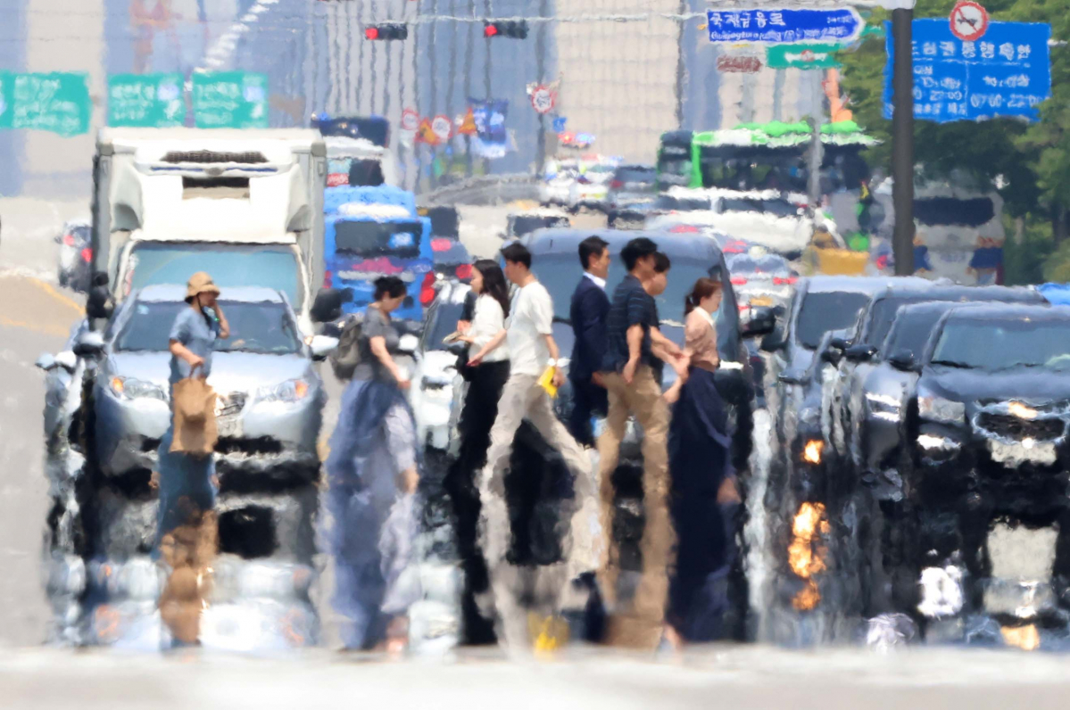 ▲영남지역에 올여름 첫 폭염특보가 내려지고 서울 낮 최고기온이 30도를 웃도는 등 무더운 날씨를 보인 10일 서울 영등포구 여의대로에 지열로 인한 아지랑이가 피어오르고 있다. 신태현 기자 holjjak@