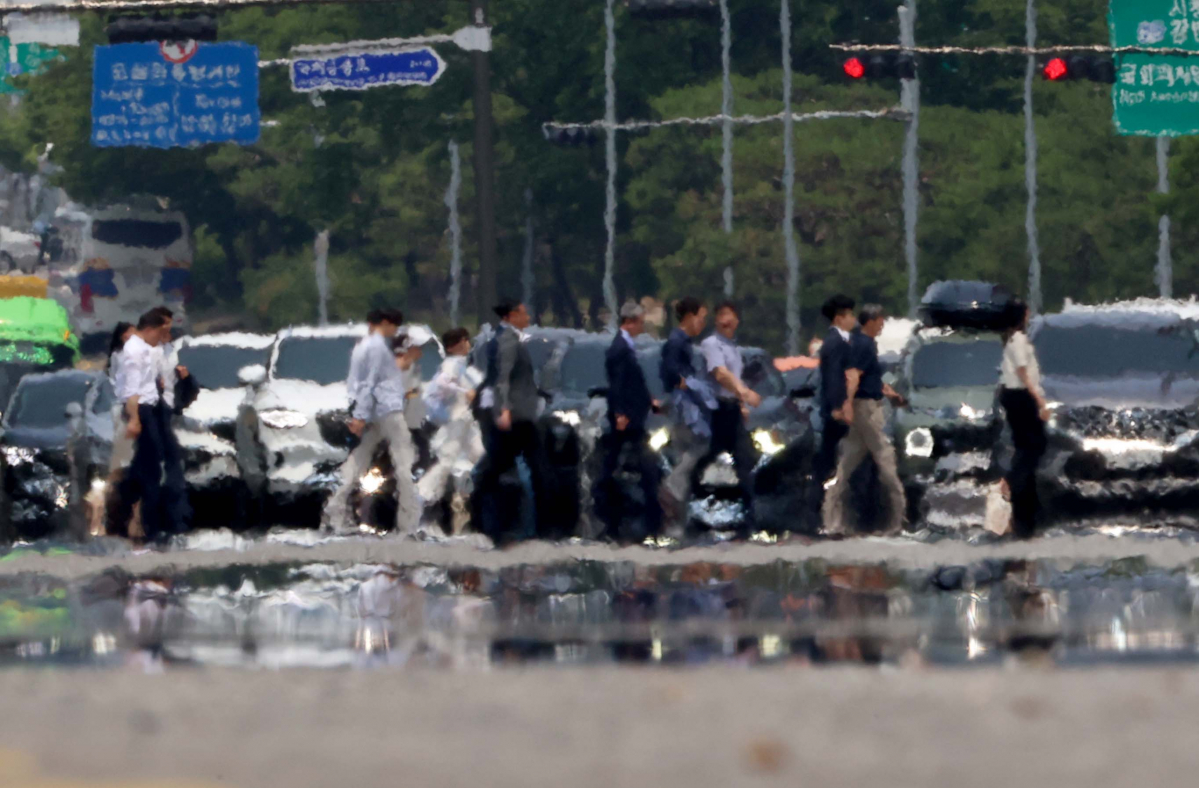 ▲영남지역에 올여름 첫 폭염특보가 내려지고 서울 낮 최고기온이 30도를 웃도는 등 무더운 날씨를 보인 10일 서울 영등포구 여의대로에 지열로 인한 아지랑이가 피어오르고 있다. 신태현 기자 holjjak@