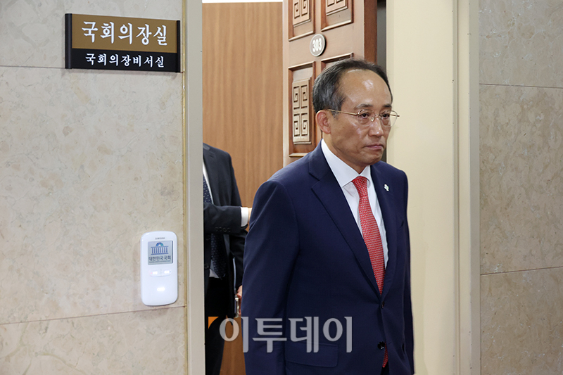 ▲추경호 국민의힘 원내대표가 10일 서울 여의도 국회에서 우원식 국회의장과 회동을 마치고 굳은 표정으로 의장실을 나오고 있다. 고이란 기자 photoeran@