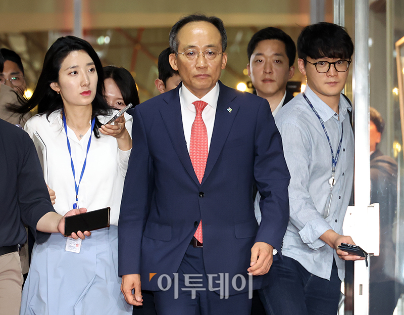 ▲추경호 국민의힘 원내대표가 10일 서울 여의도 국회에서 우원식 국회의장과 회동을 위해 이동하고 있다. 고이란 기자 photoeran@