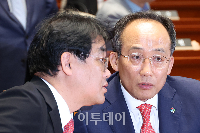 ▲추경호(오른쪽) 국민의힘 원내대표가 10일 서울 여의도 국회에서 열린 의원총회에서 배준영 원내수석부대표와 대화하고 있다. 고이란 기자 photoeran@