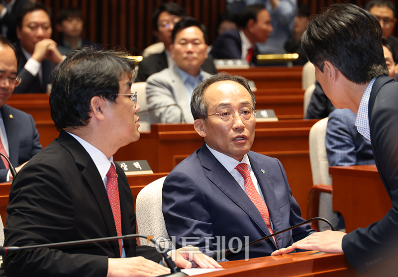 ▲추경호(가운데) 국민의힘 원내대표가 10일 서울 여의도 국회에서 열린 의원총회에서 배준영(왼쪽) 원내수석부대표와 대화하고 있다. 고이란 기자 photoeran@