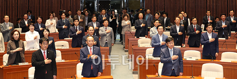 ▲추경호(앞줄 왼쪽 두번째) 국민의힘 원내대표가 10일 서울 여의도 국회에서 열린 의원총회에서 의원들과 국민의례를 하고 있다. 고이란 기자 photoeran@