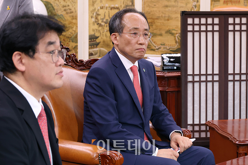 ▲추경호 국민의힘 원내대표가 10일 서울 여의도 국회에서 우원식 국회의장 주재 원내대표 회동에 참석하고 있다. 왼쪽은 배준영 원내수석부대표. 고이란 기자 photoeran@