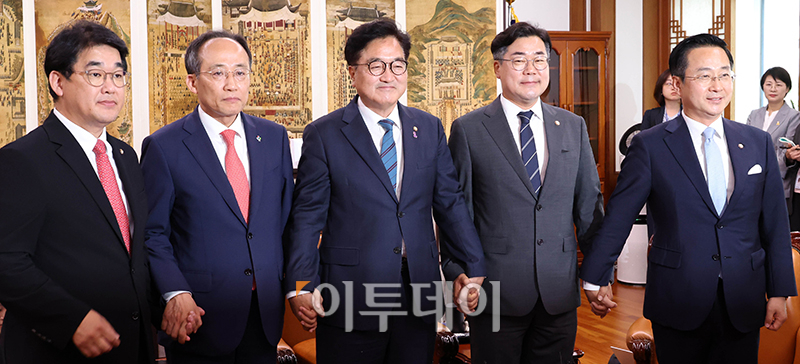 ▲우원식 국회의장이 10일 서울 여의도 국회에서 추경호 국민의힘 원내대표, 박찬대 더불어민주당 원내대표와 회동을 하고 있다. 왼쪽부터 국민의힘 배준영 원내수석부대표, 추 원내대표, 우 의장, 더불어민주당 박 원내대표, 박성준 원내수석부대표. 고이란 기자 photoeran@