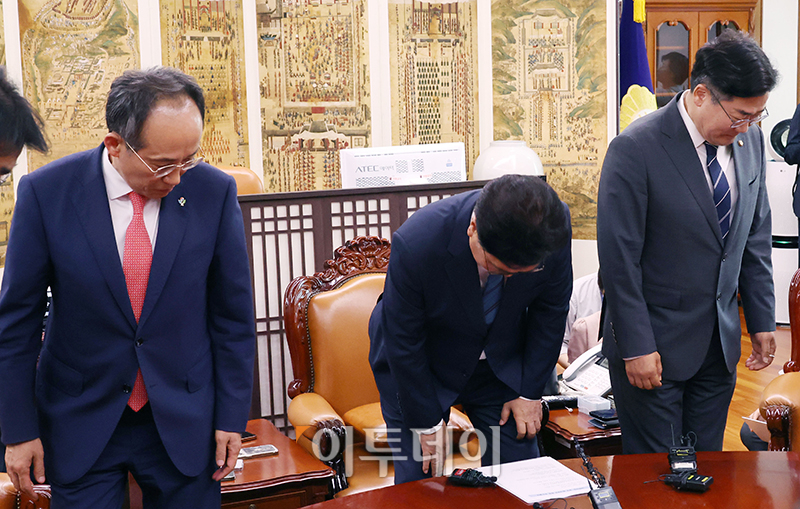 ▲우원식(가운데)  국회의장이 10일 서울 여의도 국회에서 추경호(왼쪽) 국민의힘 원내대표, 박찬대 더불어민주당 원내대표와 회동을 하고 있다. 고이란 기자 photoeran@