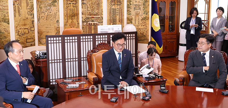 ▲우원식(가운데)  국회의장이 10일 서울 여의도 국회에서 추경호(왼쪽) 국민의힘 원내대표, 박찬대 더불어민주당 원내대표와 회동을 하고 있다. 고이란 기자 photoeran@