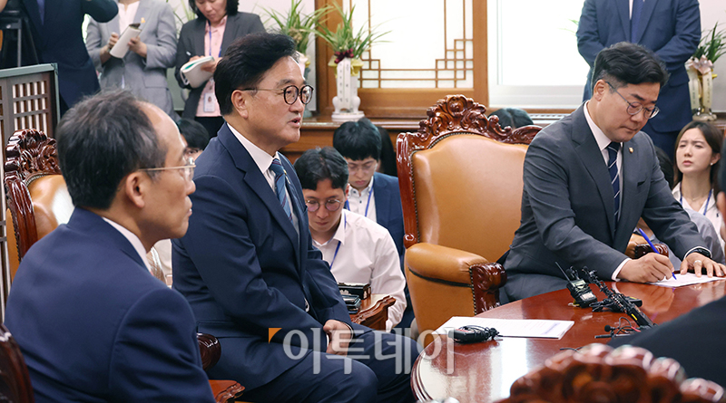 ▲우원식(가운데)  국회의장이 10일 서울 여의도 국회에서 추경호(왼쪽) 국민의힘 원내대표, 박찬대 더불어민주당 원내대표와 회동을 하고 있다. 고이란 기자 photoeran@