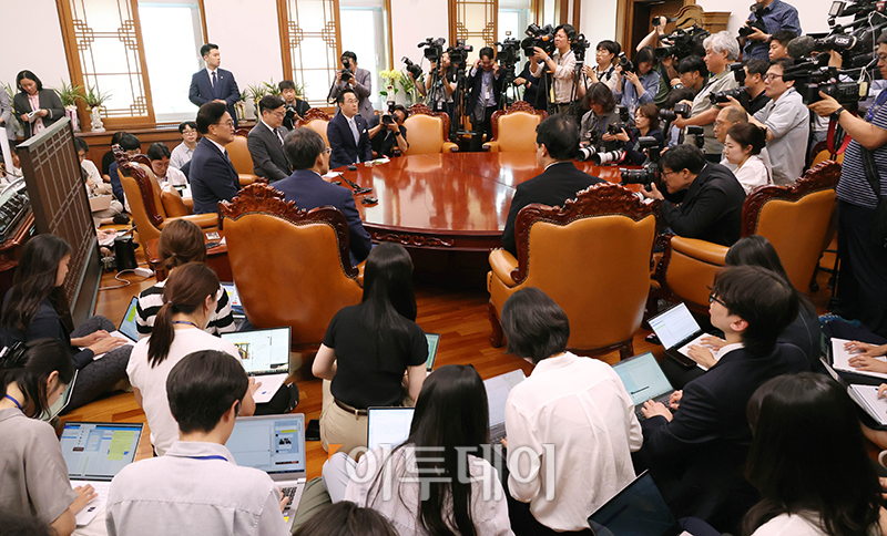 ▲우원식 국회의장이 10일 서울 여의도 국회에서 추경호 국민의힘 원내대표, 박찬대 더불어민주당 원내대표와 회동을 하고 있다. 고이란 기자 photoeran@