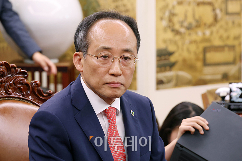 ▲추경호 국민의힘 원내대표가 10일 서울 여의도 국회에서 우원식 국회의장 주재 원내대표 회동에 참석하고 있다. 고이란 기자 photoeran@