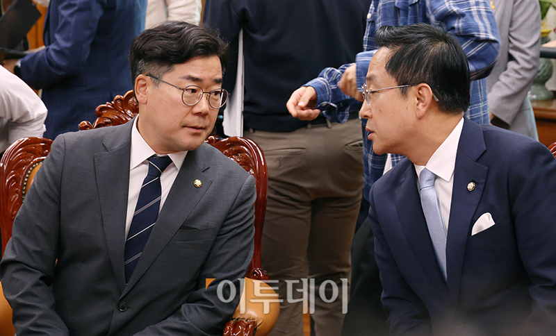 ▲박찬대(왼쪽) 더불어민주당 원내대표가 10일 서울 여의도 국회에서 우원식 국회의장 주재 여야 원내대표 회동에서 박성준 원내수석부대표와 대화하고 있다. 고이란 기자 photoeran@