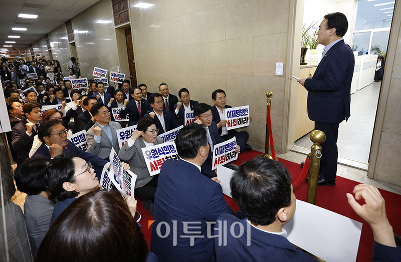 ▲국민의힘 의원들이 10일 서울 여의도 국회 의장실 앞에서 '국회의장 사퇴, 이재명 방탄 사죄' 등의 피켓을 들고 합의되지 않은 본회의 개회를 규탄하고 있다. 고이란 기자 photoeran@