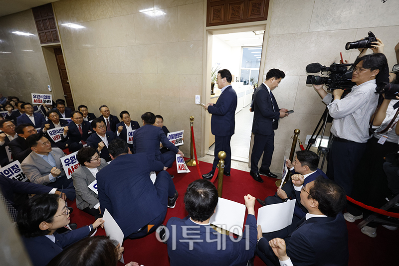 ▲국민의힘 의원들이 10일 서울 여의도 국회 의장실 앞에서 '국회의장 사퇴, 이재명 방탄 사죄' 등의 피켓을 들고 합의되지 않은 본회의 개회를 규탄하고 있다. 고이란 기자 photoeran@