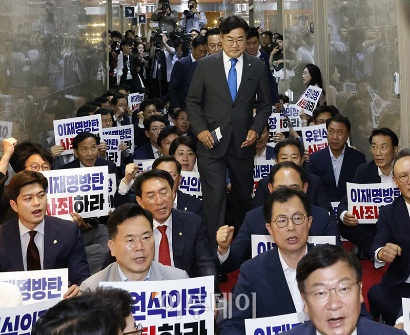 ▲박찬대 더불어민주당 원내대표가 10일 서울 여의도 국회 의장실 앞에서 국민의힘 의원들의 국회의장 사퇴 촉구 시위를 뚫고 우원식 국회의장을 만나기 위해 이동하고 있다. 고이란 기자 photoeran@